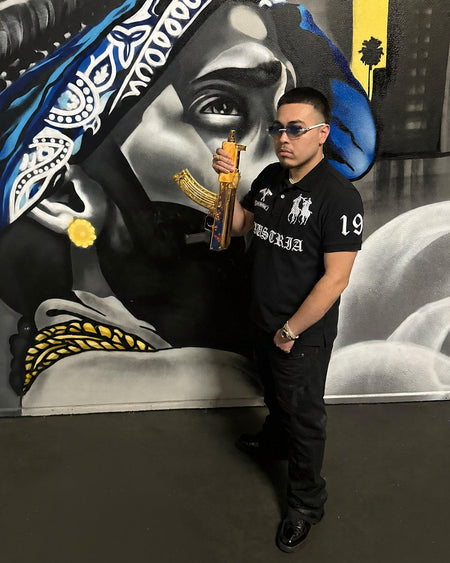 NOBLEZ Polo vor Mural